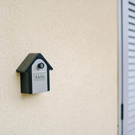 Lora Rose Suite ,Free Parking, Self Check In,2 Комо Екстериор снимка