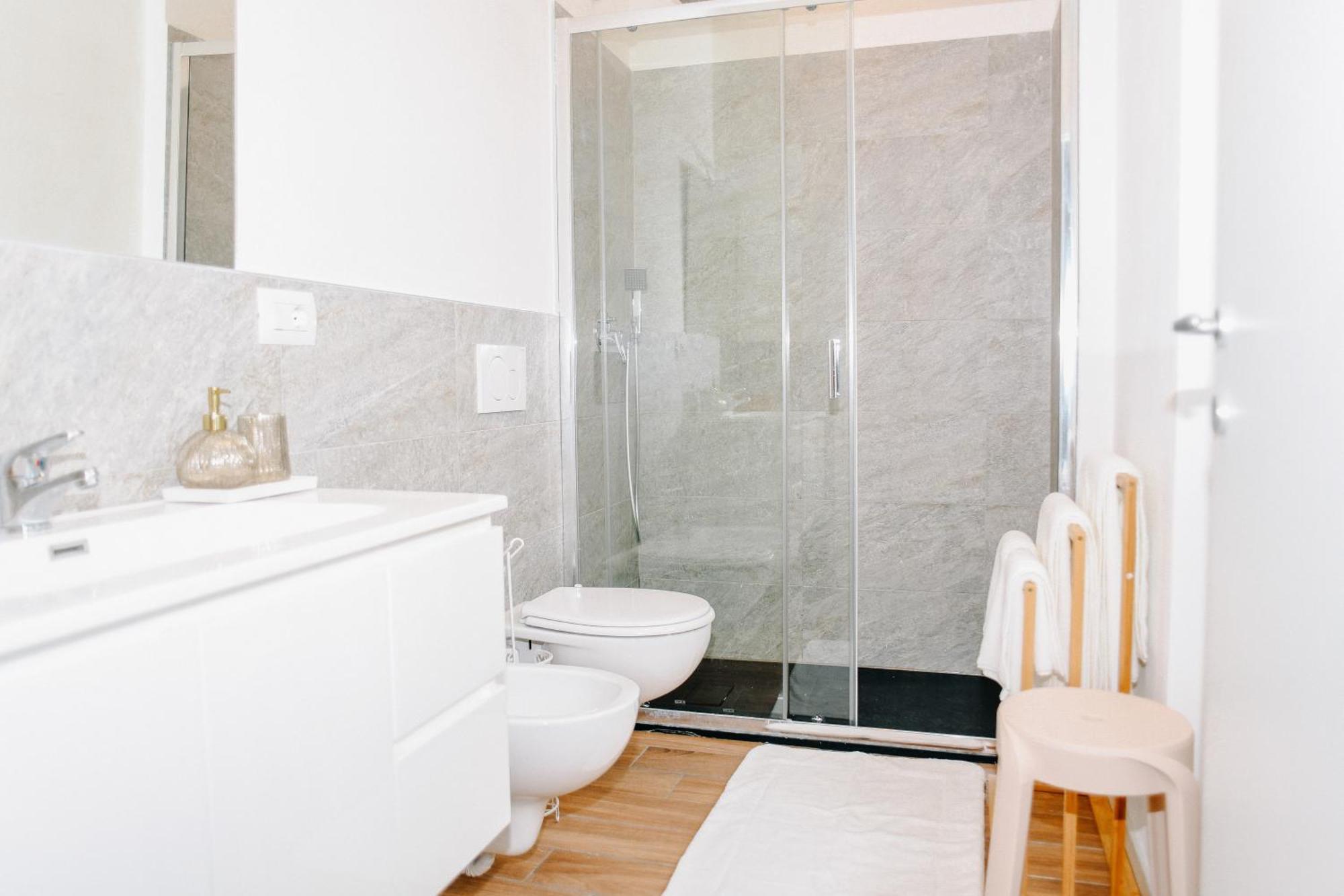Lora Rose Suite ,Free Parking, Self Check In,2 Комо Екстериор снимка
