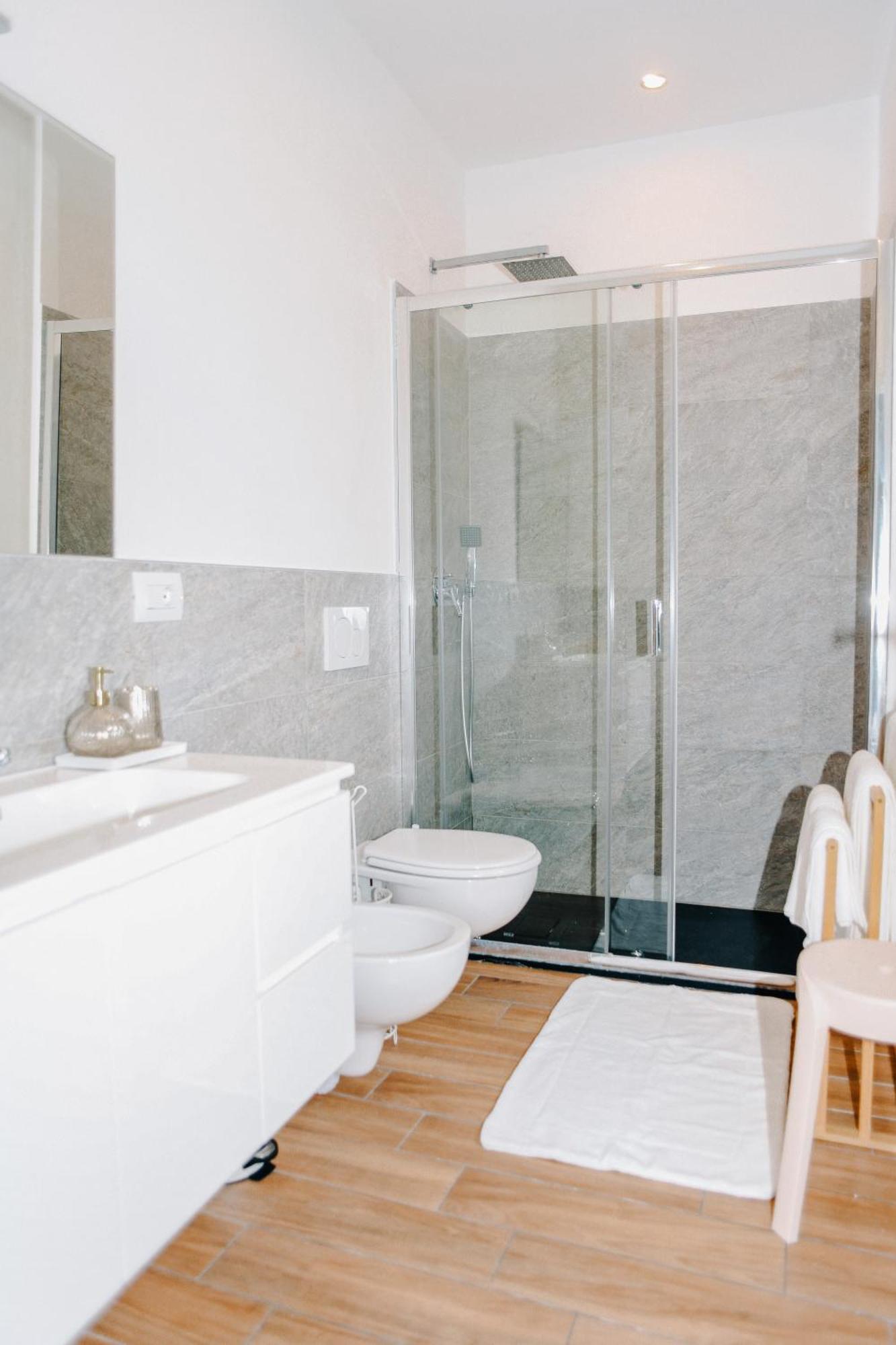 Lora Rose Suite ,Free Parking, Self Check In,2 Комо Екстериор снимка